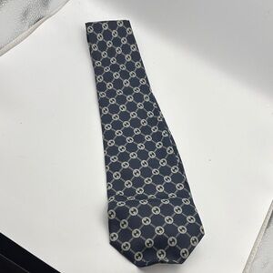 Gucci is Men's Navy Blue Logo-Pattern Silk Tie